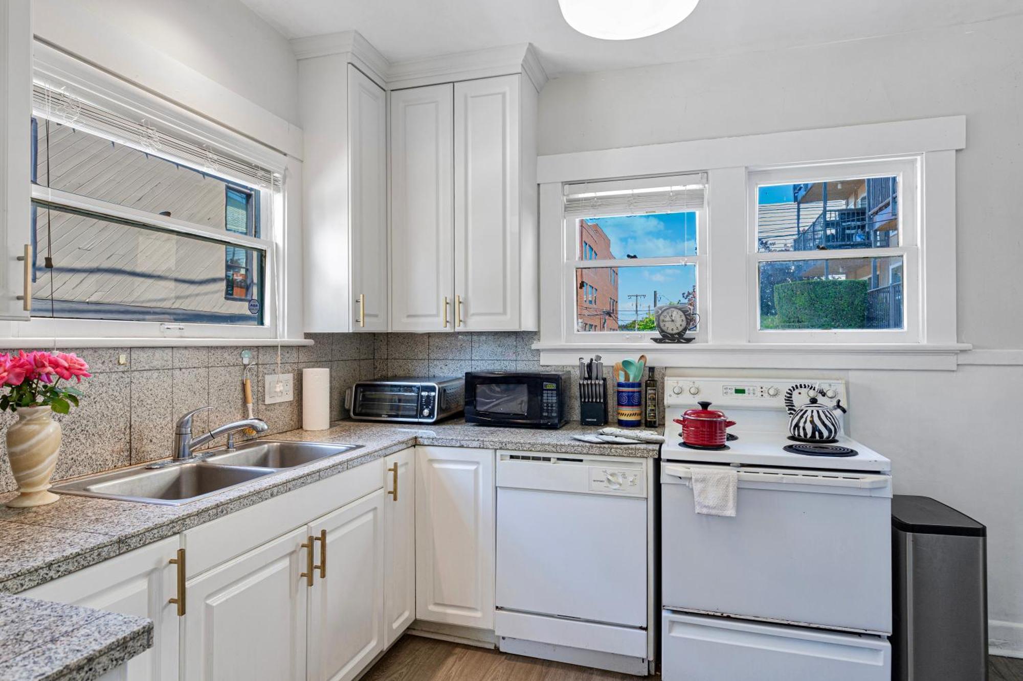Vintage 3 Bedroom Home In Prime Eastlake Seattle With Private Parking 외부 사진