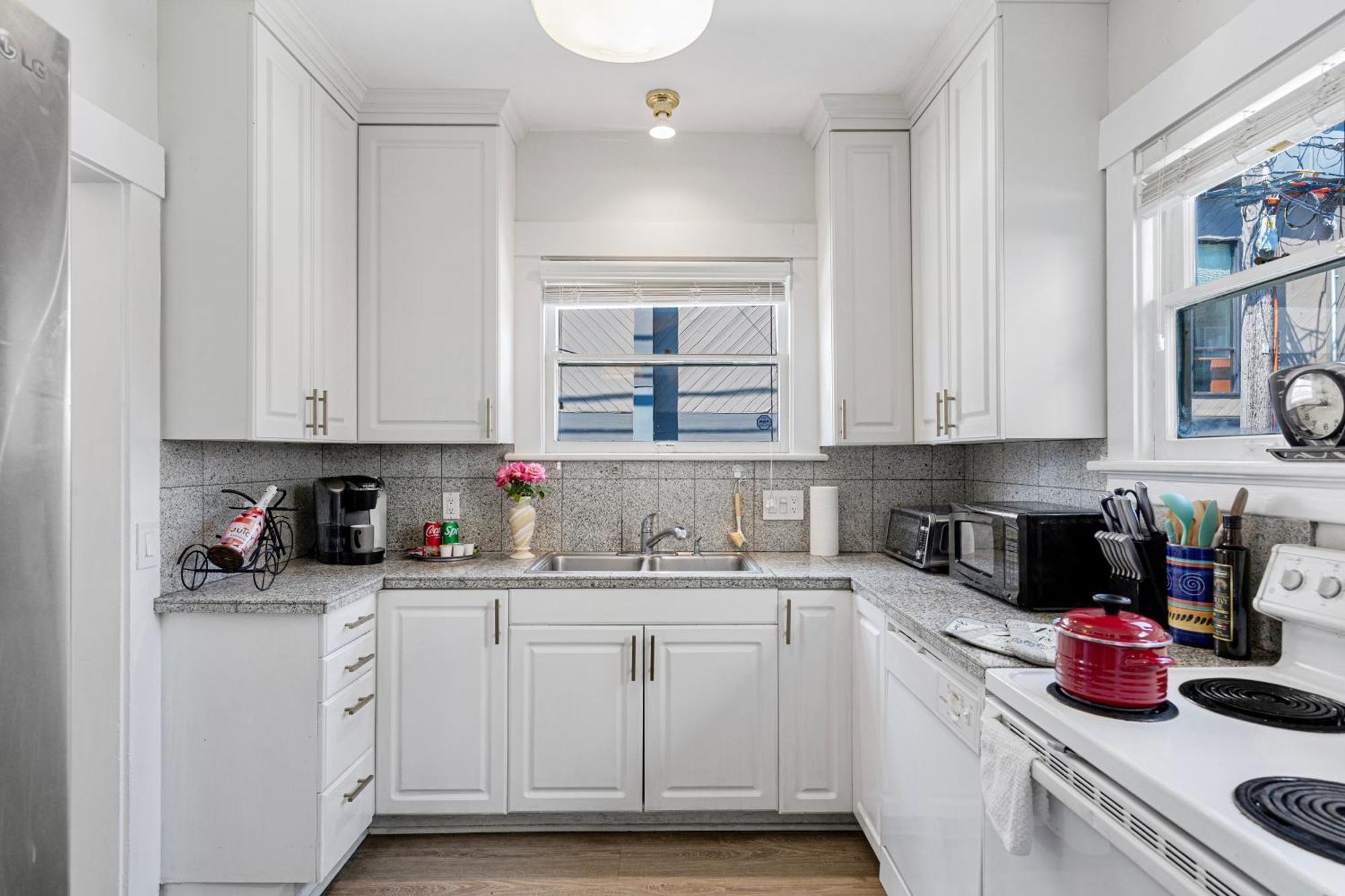 Vintage 3 Bedroom Home In Prime Eastlake Seattle With Private Parking 외부 사진