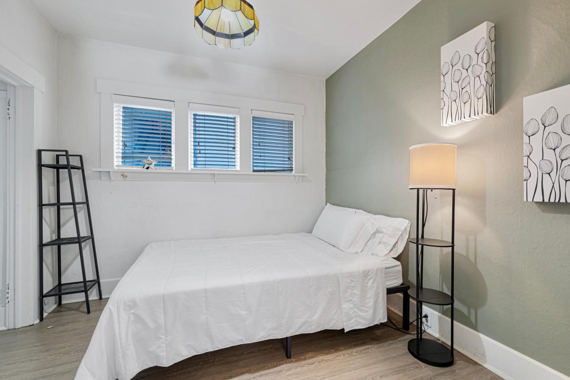 Vintage 3 Bedroom Home In Prime Eastlake Seattle With Private Parking 외부 사진