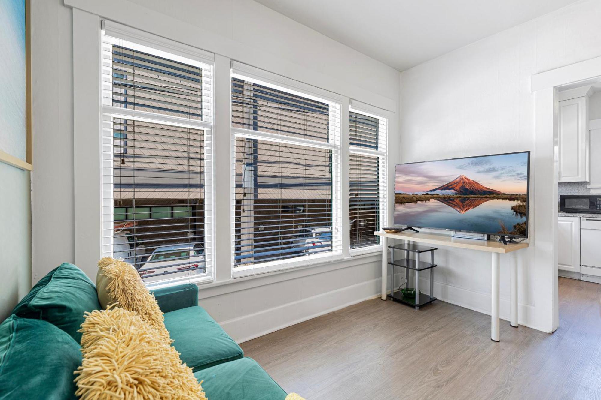 Vintage 3 Bedroom Home In Prime Eastlake Seattle With Private Parking 외부 사진
